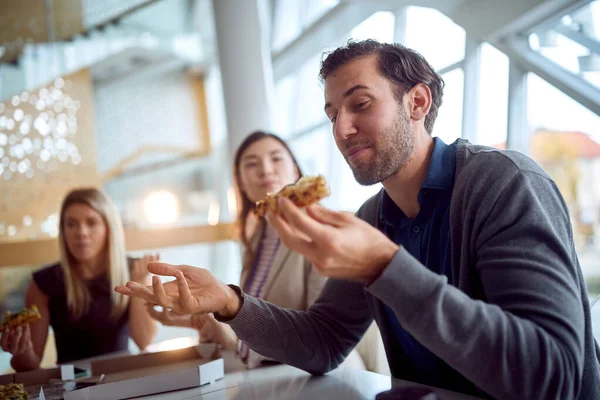 Young Business People Eating Lunch Break Pleasant Atmosphere Company Building — стоковое фото