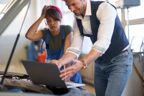 Besorgte Frau Mit Mann Werkstatt Schaut Gemeinsam Auf Lapto — Stockfoto