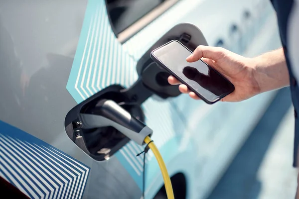 Concepto Repostaje Gas Automóvil Mano Sosteniendo Teléfono Celular Gasolinera — Foto de Stock