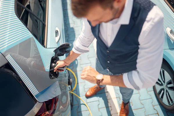 Hombre Gasolinera Mirando Momento Repostar Gasolina Coche — Foto de Stock