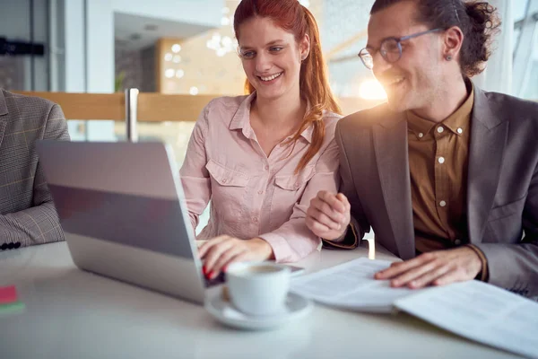 Dois Jovens Colegas Trabalho Fazendo Uma Pausa Escritório — Fotografia de Stock