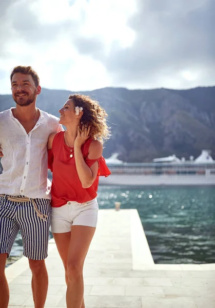 Romantic Smiling Couple Enjoying Walk Dock Lake — Stock Photo, Image