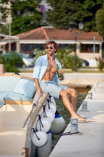 Smiling Man Sits Yacht Enjoys Beer Vacation — ストック写真