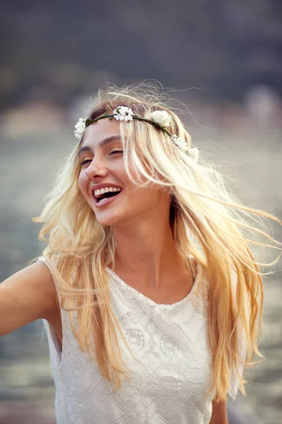 Bella Donna Sorridente Bianco Fiore Tra Capelli — Foto Stock