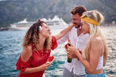 Birlikte yaz tatiline çıkan Boho tarzı bir arkadaş grubu. Aptal olmak ve gülmek. Yaz, tatil, arkadaşlık, birliktelik kavramı..