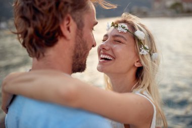 Genç bir çift, deniz kenarında güzel bir günde birlikte iyi vakit geçiriyorlar. Aşk, ilişki, tatil, deniz