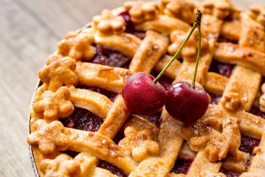 Ev yapımı kirazlı Pi 'nin üzerine taze kiraz koy.