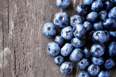 Tahta masada taze toplanmış yabanmersini.