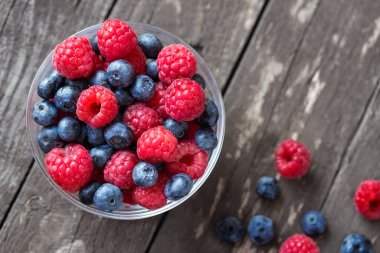 Böğürtlen kırmızısı ahududu, siyah yaban mersini üst görünümü