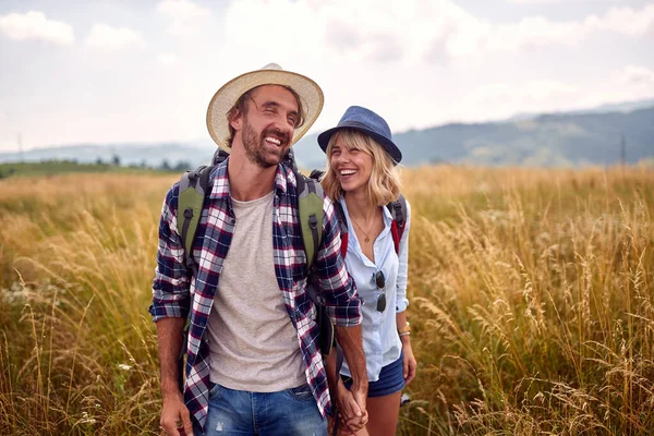 Young Couple Good Mood While Walking Meadow Beautiful Sunny Day — Stock Photo, Image