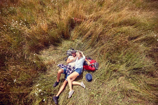 Happy Couple Lying Grass Enjoying Peaceful Sunny Day — Fotografia de Stock