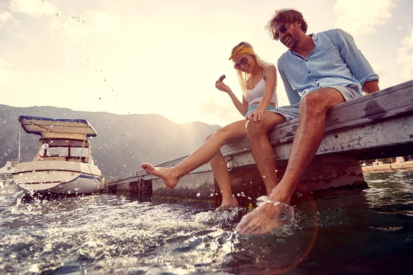 Speels Stel Zittend Houten Steiger Aan Het Water Watermeloen Etend — Stockfoto