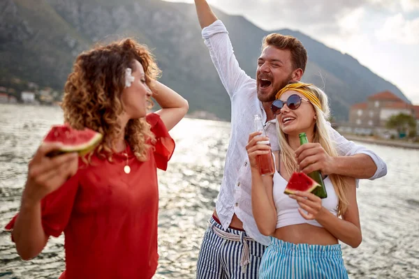 Grupo Amigos Divertindo Enquanto Desfruta Bebida Melancia Suculenta Doca Belo — Fotografia de Stock