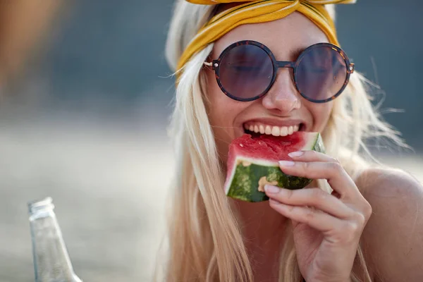 Sonriente Chica Con Gafas Sol Disfruta Del Lago Come Una —  Fotos de Stock