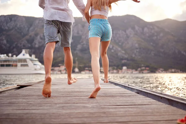 Jovem Casal Está Divertindo Enquanto Corre Doca Belo Dia Beira — Fotografia de Stock