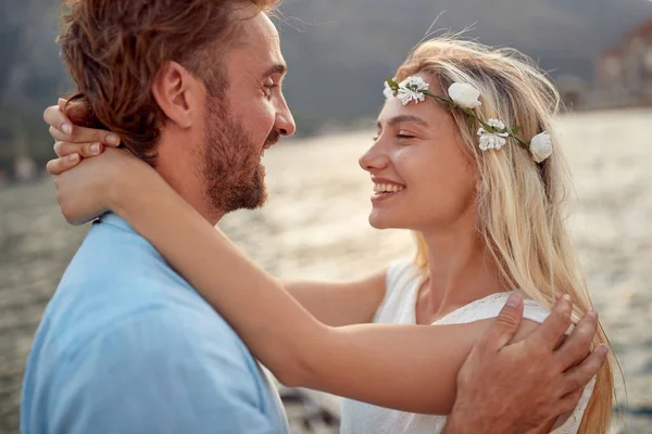 Sonriente Hombre Enamorado Una Mujer Disfrutan Abrazo Juntos — Foto de Stock