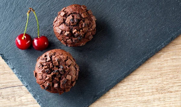 Homemade Chocolate Muffins Cherry Plat — Stockfoto