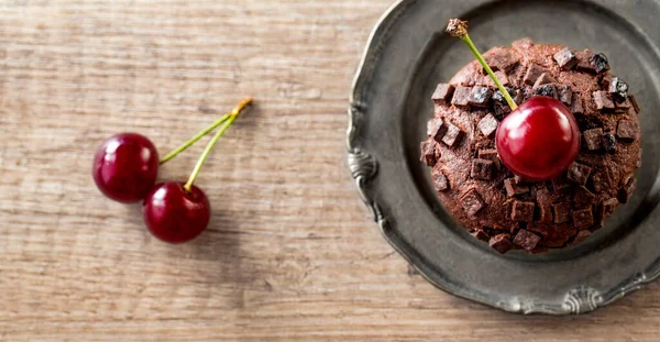 Sweet Chocolate Muffins Cherry Plat — Stockfoto