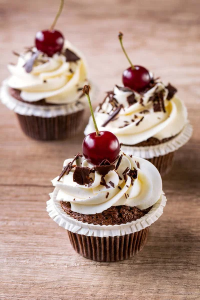Homemade Cupcake Decorated Creamy Vanilla Cream Red Cherr — Fotografia de Stock
