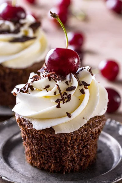 Doces Cupcakes Cereja Com Creme Baunilha — Fotografia de Stock