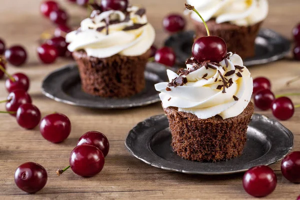 Házi Készítésű Desszert Cseresznye Csokoládé Muffinok Vaníliakrémmel — Stock Fotó