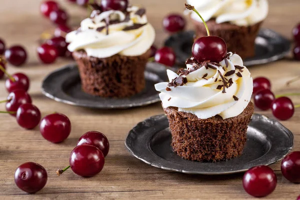 Sobremesa Caseira Cupcakes Chocolate Cereja Com Creme Baunilha — Fotografia de Stock