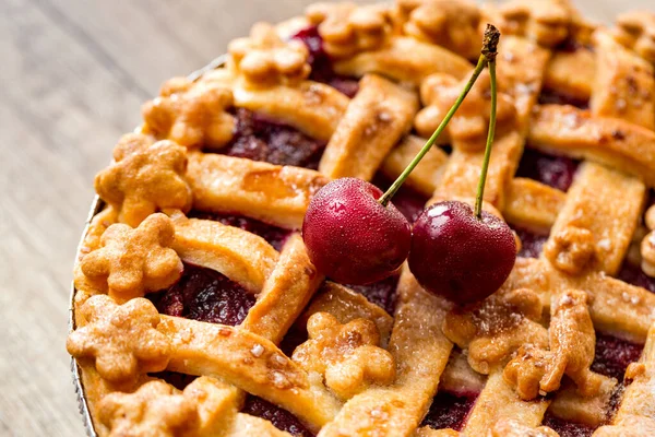 Ev yapımı kirazlı Pi 'nin üzerine taze kiraz koy.