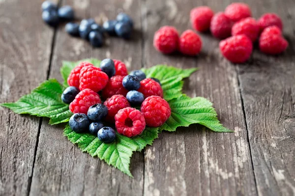 Juicy Mature Berries Blueberry Raspberry Wooden Tabl — ストック写真