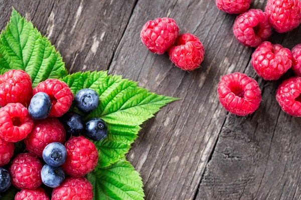 Raspberry Blueberry Different Berries Leaves Wooden Tabl — Stockfoto