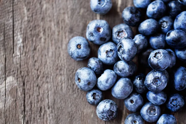 Tahta masada taze toplanmış yabanmersini.