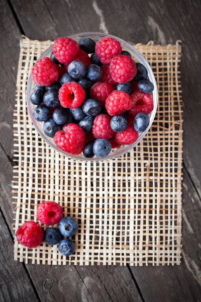 Raspberry Blueberry Bowl Wood Backgroun — Stockfoto