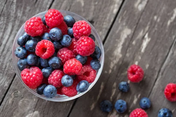 Böğürtlen kırmızısı ahududu, siyah yaban mersini üst görünümü
