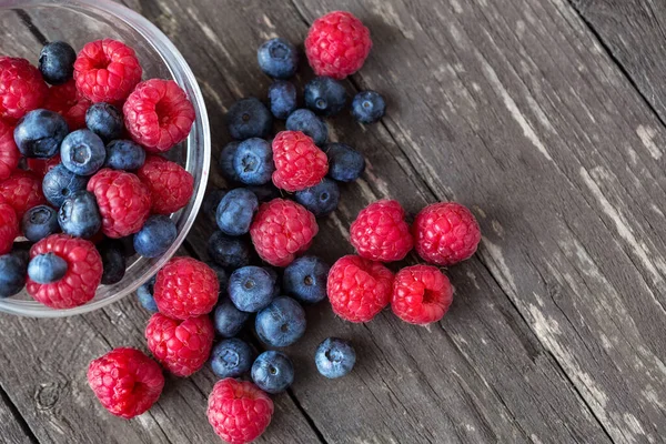 Summer Fresh Fruits Raspberry Blueberry Wooden Tabl — ストック写真