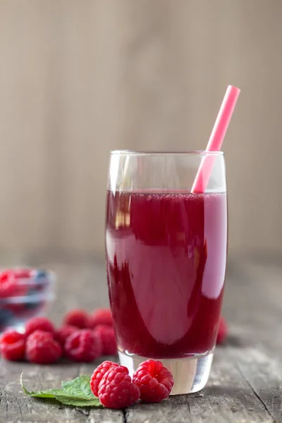 Jus Framboise Frais Avec Des Baies Fraîches Sur Table Bois — Photo