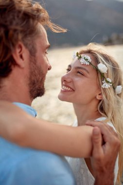 Güzel, gülümseyen kız erkeğinin kucaklamasından zevk alır.