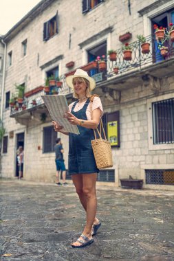 Haritalı gülümseyen genç kız yolculuk zamanının tadını çıkarıyor..
