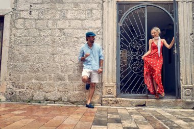 Şehre tatile gelmiş mutlu bir çiftin romantik yürüyüşü.