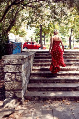 Gülümseyen genç kız yolculuğun tadını çıkarıyor..