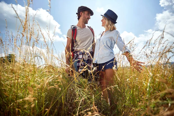 Loving Couple Field Happy Young Man Woman Enjoying Sunny Day — стоковое фото