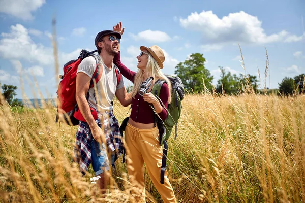 Lovely Caucasian Couple Exploring Countryside Together Field Active Vacation Concept — Stock Photo, Image