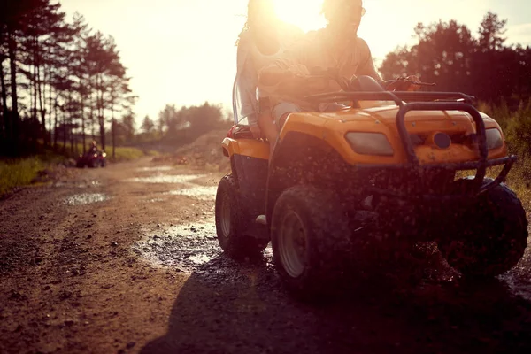 İki mutlu arkadaş doğada birlikte araba kullanıyor.