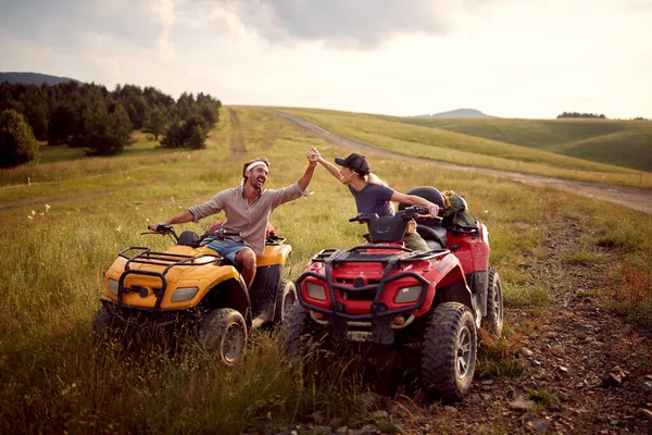 Deux Amis Touristiques Conduisant Des Quads Ensemble Dans Nature — Photo