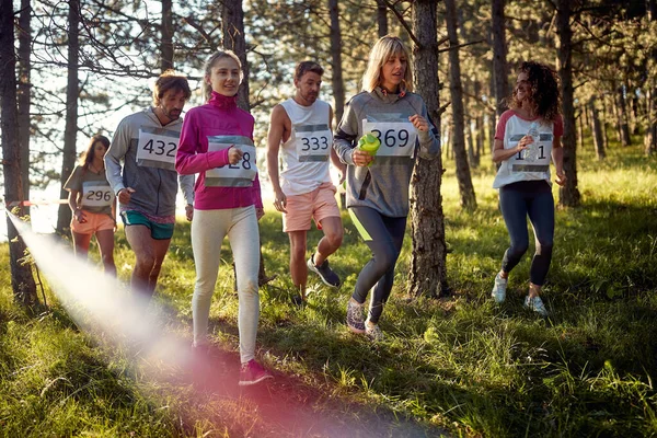 Dobrodružná Stezka Hoře Atletické Lidé Běží Těší Slunce Cvičení Jejich — Stock fotografie