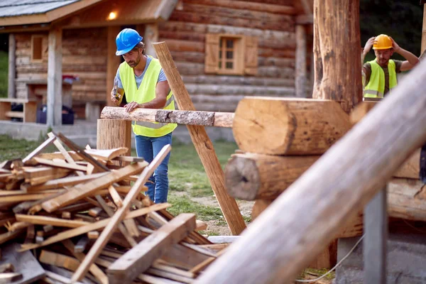 Constructeurs Faisant Chalet Bois Dans Forêt Par Une Belle Journée — Photo