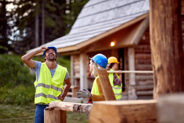 Young Construction Workers Socializing Together Break — Foto de Stock