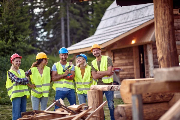 Jóvenes Trabajadores Construcción Equipo Construcción Una Casa Montaña Juntos — Foto de Stock