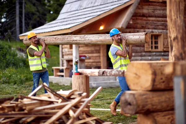 Trabajo Equipo Carpinteros Sonrientes Sostienen Tablones Madera Sitio Construcción —  Fotos de Stock