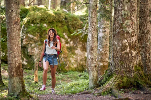 Meisje Wandelen Met Rugzakken Wandelen Het Bos — Stockfoto