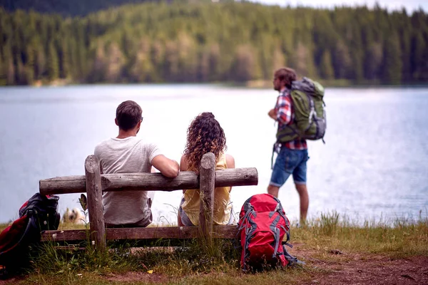 Couple Enjoying Beautiful Day Lake Young Tourist People — ストック写真