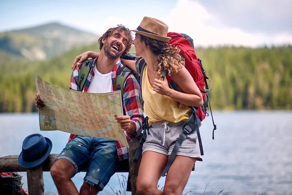 Young Couple Looking Map While Making Break Hiking Mountain Beautiful — Stock Photo, Image